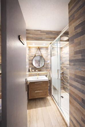 Unclassified image, 5 of 9, button