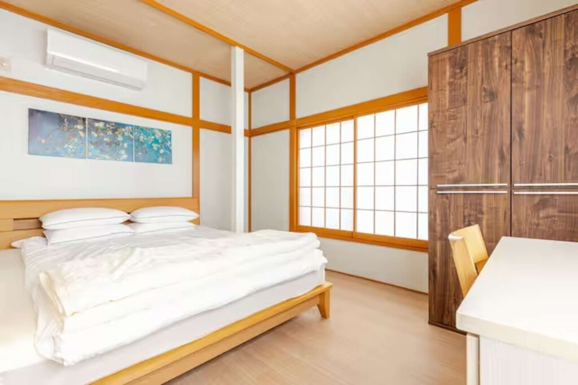 2 slaapkamers, een bureau, een strijkplank/strijkijzer, wifi