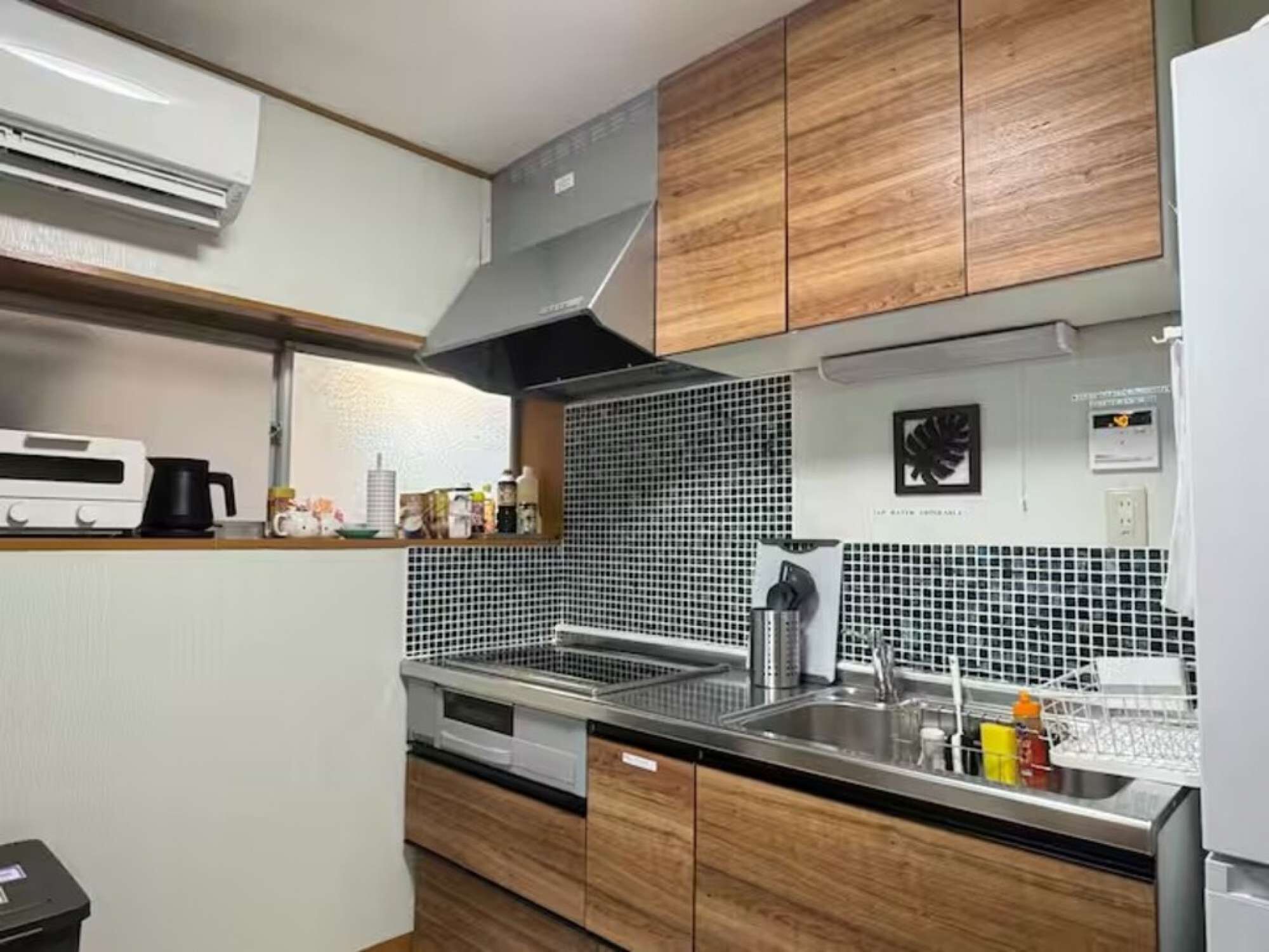 Fridge, microwave, stovetop, cookware/dishes/utensils