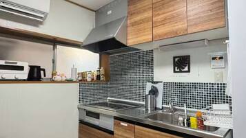 Fridge, microwave, stovetop, cookware/dishes/utensils