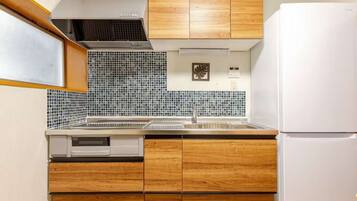 Fridge, microwave, stovetop, cookware/dishes/utensils