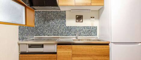 Refrigerador, microondas, placa de cocina, utensilios de cocina