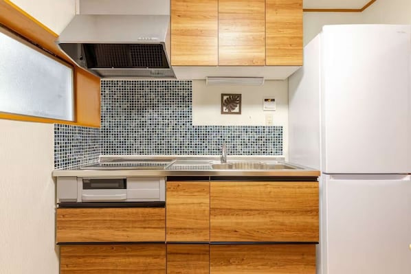 Fridge, microwave, stovetop, cookware/dishes/utensils