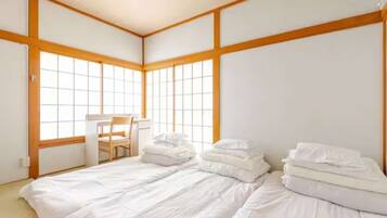 2 bedrooms, desk, iron/ironing board, WiFi