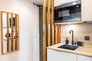 Fridge, microwave, stovetop, coffee/tea maker - A little cocoon in the heart of Paris (Paris)