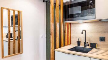 Fridge, microwave, stovetop, coffee/tea maker