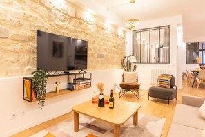 Fernseher, Tischfußball, Arbeitsbereiche