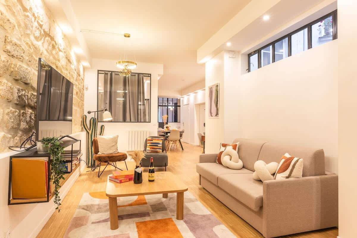 Una televisión, una oficina