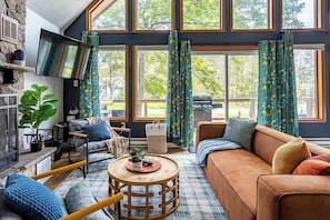TV, fireplace