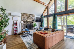 Fernseher, Kamin, Tischfußball