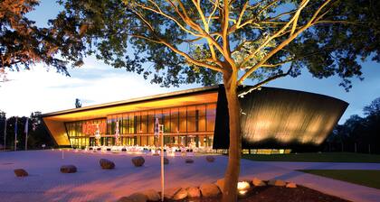 Ferienhaus 'Waren An Der Müritz' mit Seeblick, privater Terrasse und WLAN