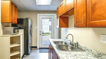 Fridge, microwave, stovetop, dishwasher
