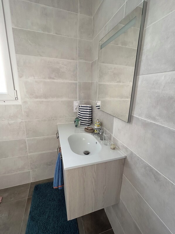 シャワー、タオル、石鹸、トイレットペーパー