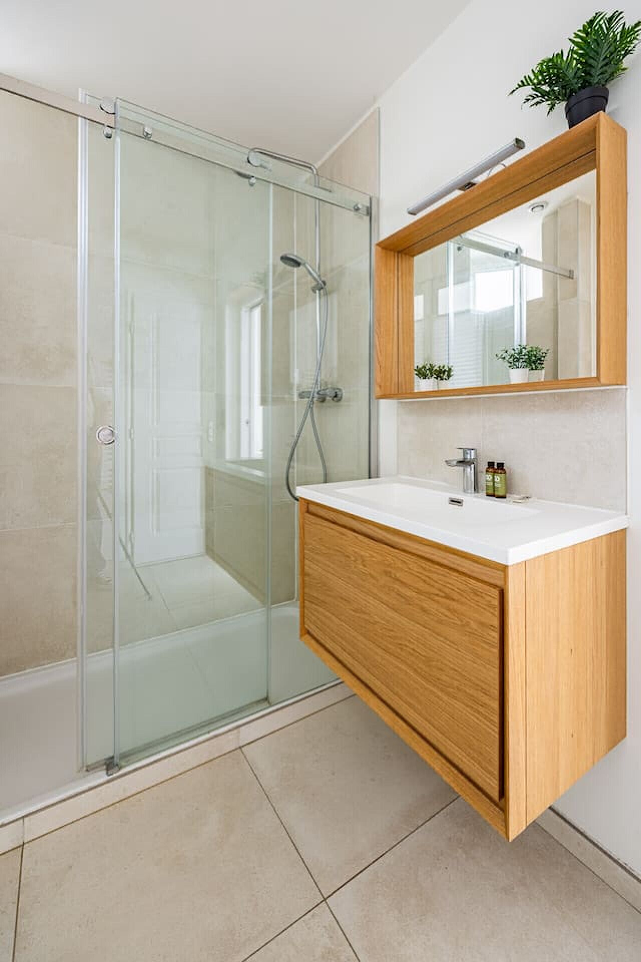 Sèche-cheveux, serviettes fournies