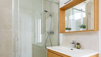 Sèche-cheveux, serviettes fournies