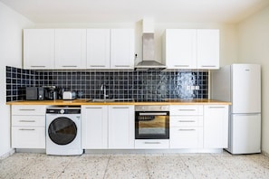 Fridge, microwave, oven, coffee/tea maker