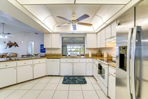 Frigorífico, microondas, placa de cocina y lavavajillas
