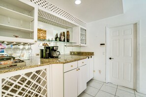 Frigorífico, microondas, placa de cocina y lavavajillas