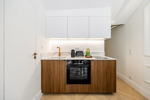 Oven, stovetop, coffee/tea maker, cookware/dishes/utensils