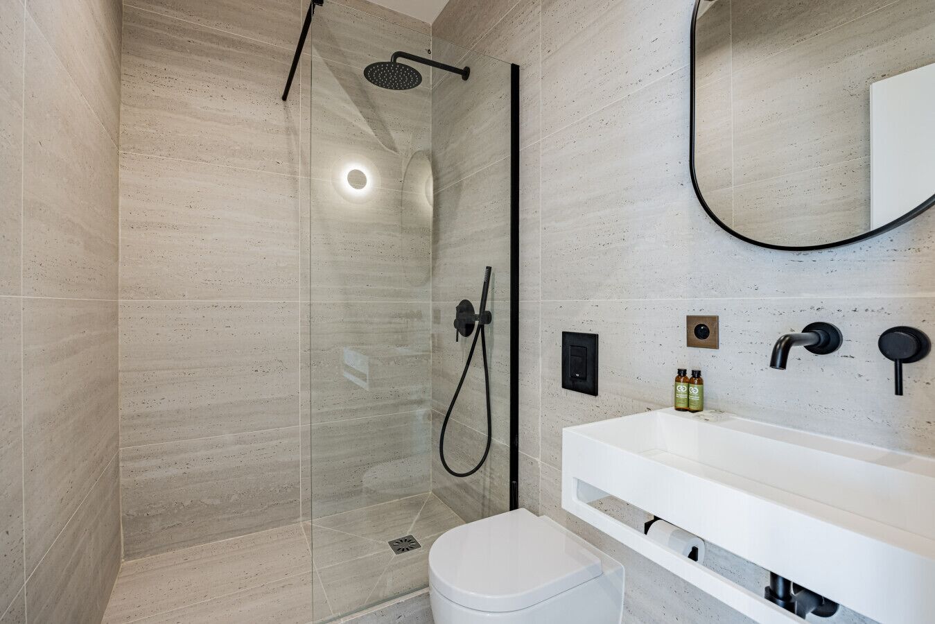 Sèche-cheveux, serviettes fournies