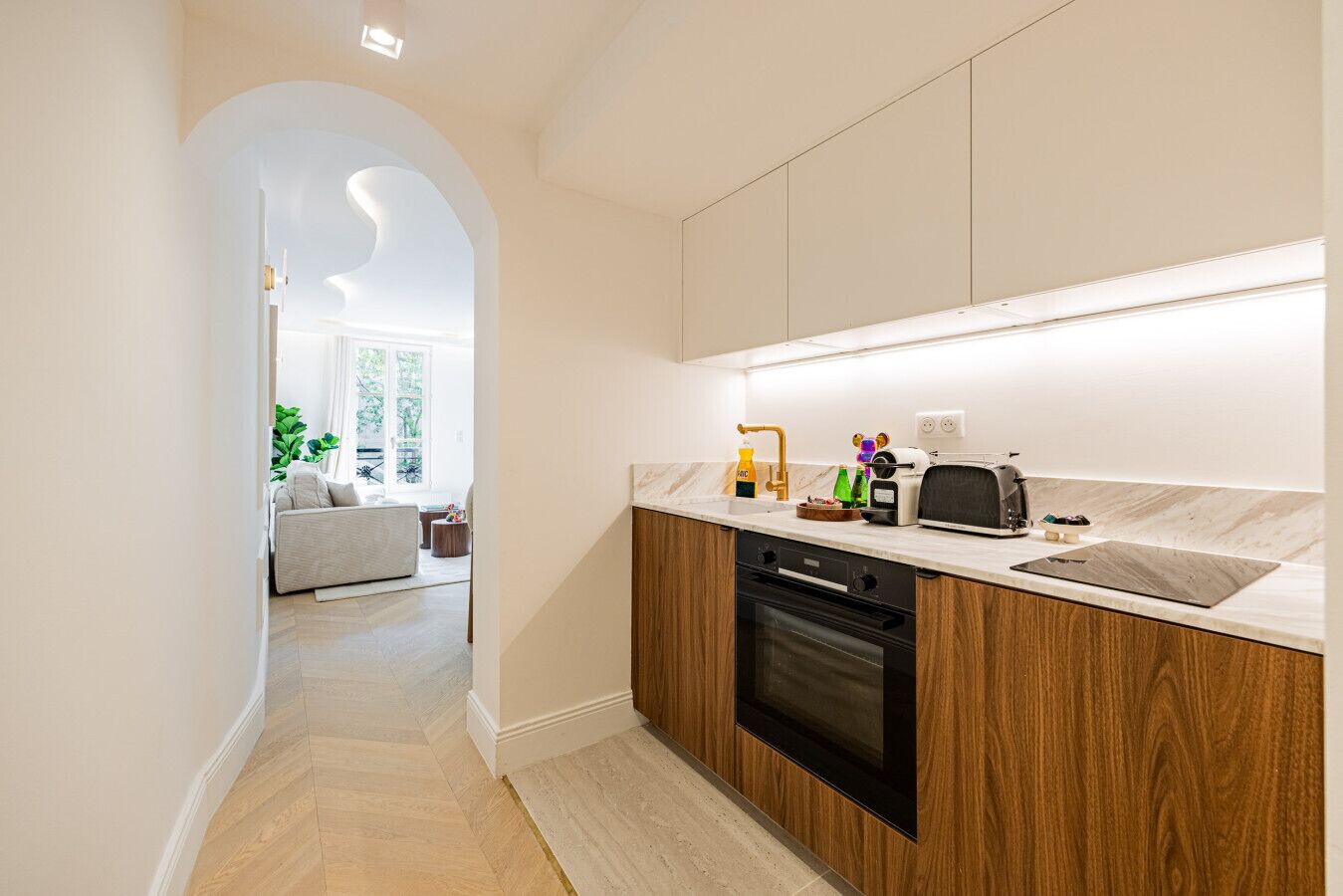 Horno, parrilla de estufa, cafetera y tetera y utensilios de cocina 