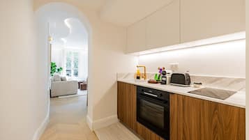 Een oven, een kookplaat, een koffiezetapparaat/waterkoker