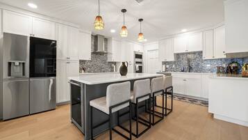 Microwave, dishwasher, coffee/tea maker, toaster