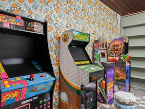 Game room - Luxe Lakefront w/ Pool, Pickleball, & Private Dock (Sebring)