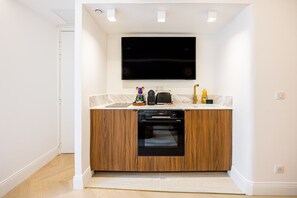 Oven, stovetop, coffee/tea maker, cookware/dishes/utensils