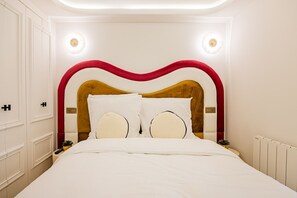 1 habitación, tabla de planchar con plancha y cuna de viaje 