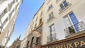 A street view with a building featuring a sign for "Le Grand Bistro Restaurant de Tradition".