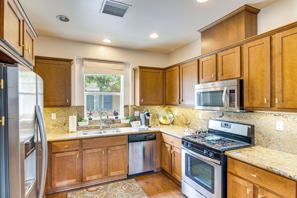 Fridge, microwave, stovetop, dishwasher