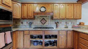 Een koelkast, een magnetron, een oven, een kookplaat