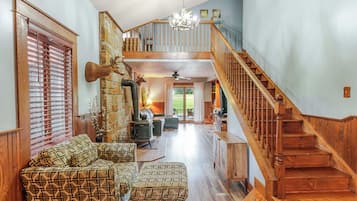 Een televisie en een open haard