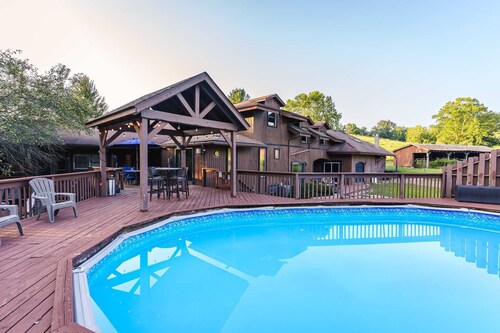 Liberty Lodge • Pool & Hot Tub • Game Room • BBQ