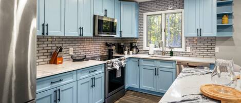 ثلاجة، ميكروويف، فرن، موقد طهي مسطح