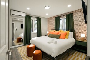6 bedrooms, desk, iron/ironing board, travel crib