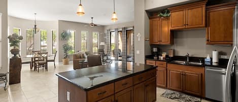 冰箱、微波炉、烤箱、洗碗机