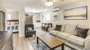 Ein modernes Wohnzimmer mit Sofa, Couchtisch und Deckenventilator.