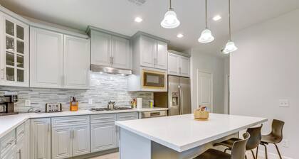 Yard & Workspaces: Luxe Duplex Unit in Houston