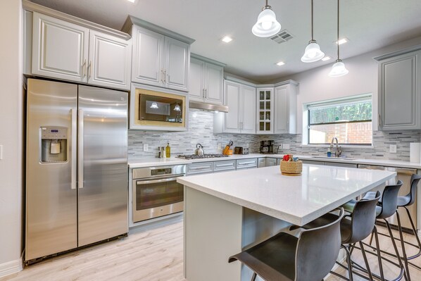 Fridge, microwave, stovetop, dishwasher