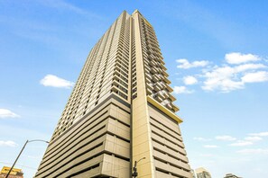 Exterior - Downtown Living: Walkable, Modern Chicago Condo (Chicago)