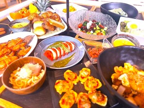 Daily buffet breakfast (JPY 2000 per person)