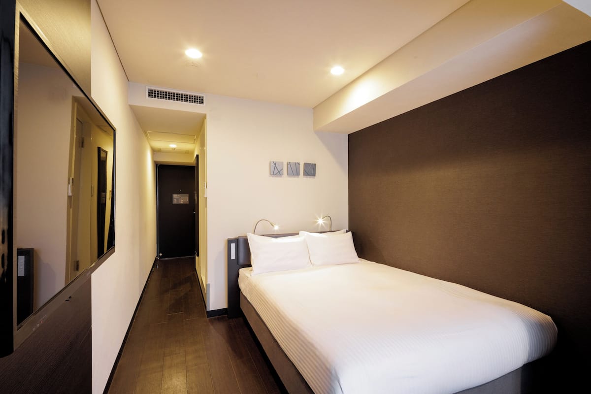 Standaard tweepersoonskamer (with Private Bathroom) | Een bureau, een strijkplank/strijkijzer, gratis wifi