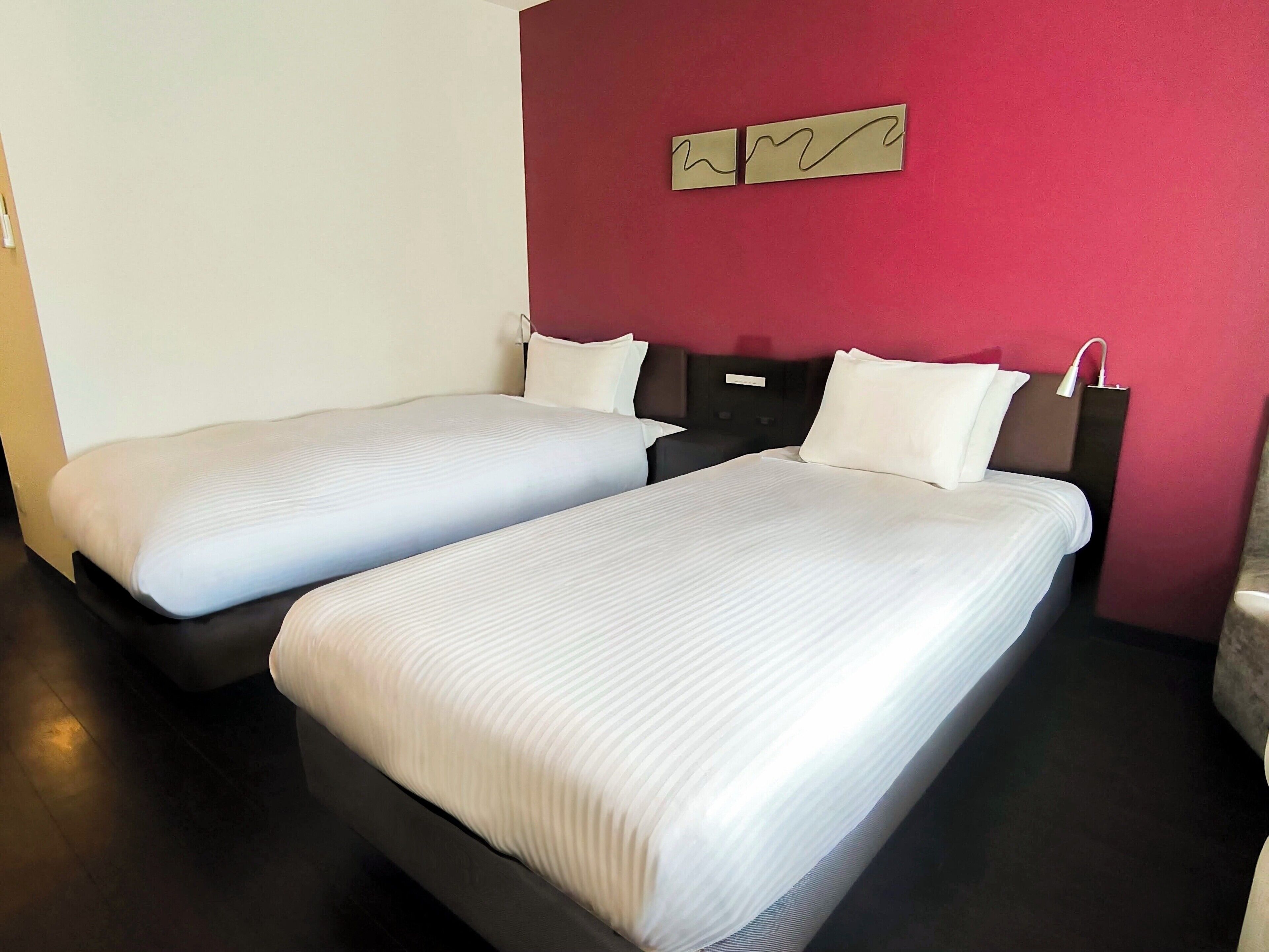 Een bureau, een strijkplank/strijkijzer, gratis wifi