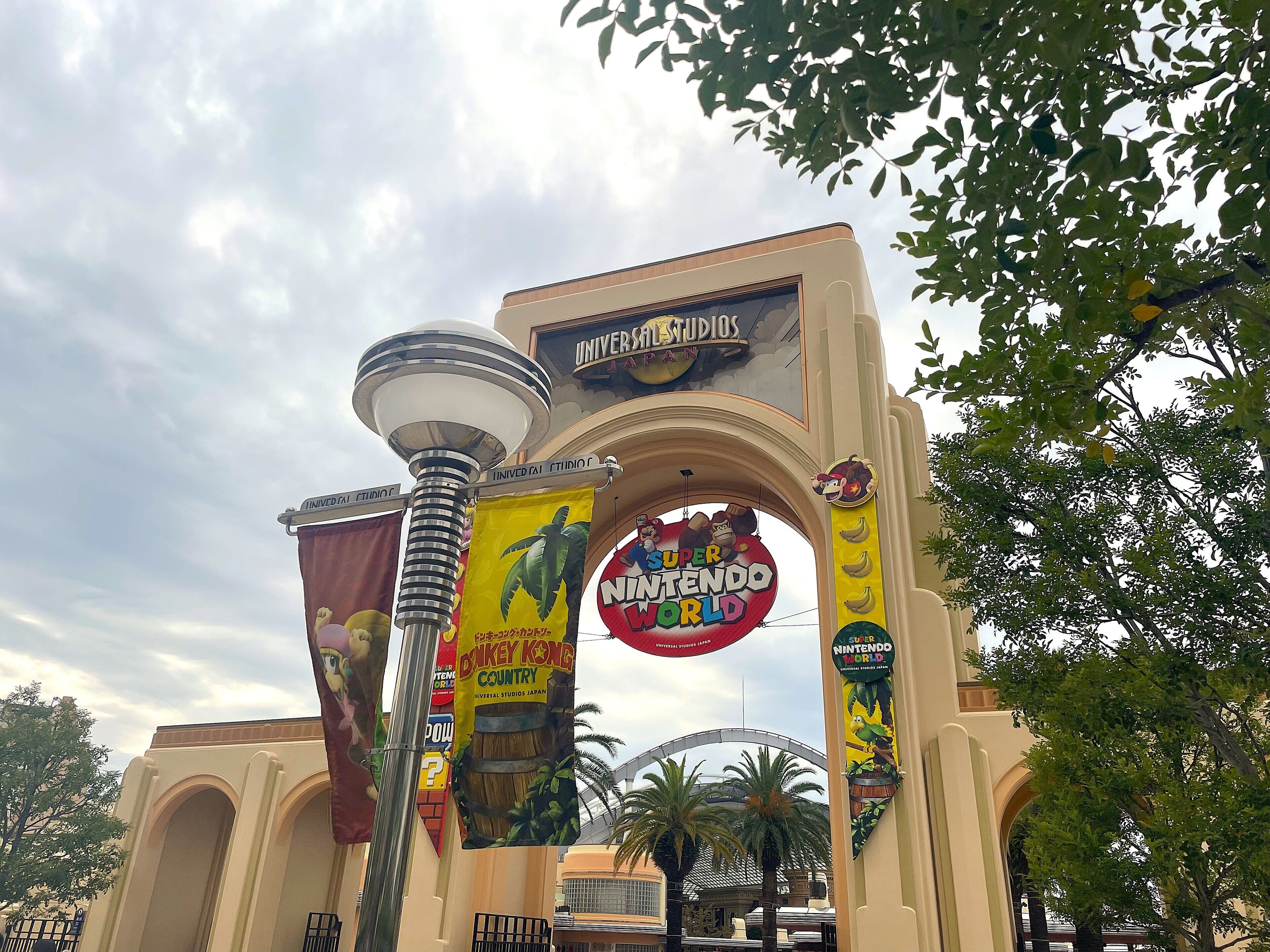An archway with banners for Universal Studios Japan and Super Nintendo World.