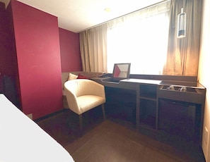 Standaard tweepersoonskamer | Een bureau, een strijkplank/strijkijzer, gratis wifi