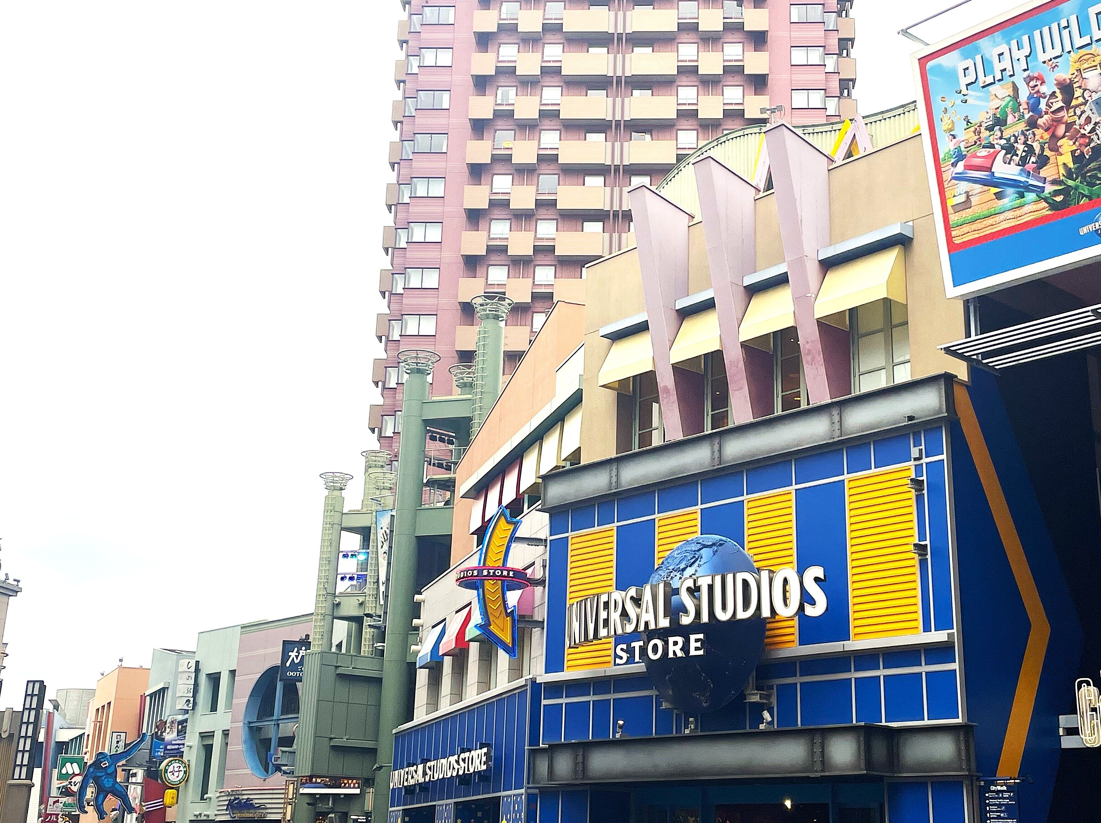 A Universal Studios Store with a prominent sign and a globe logo.