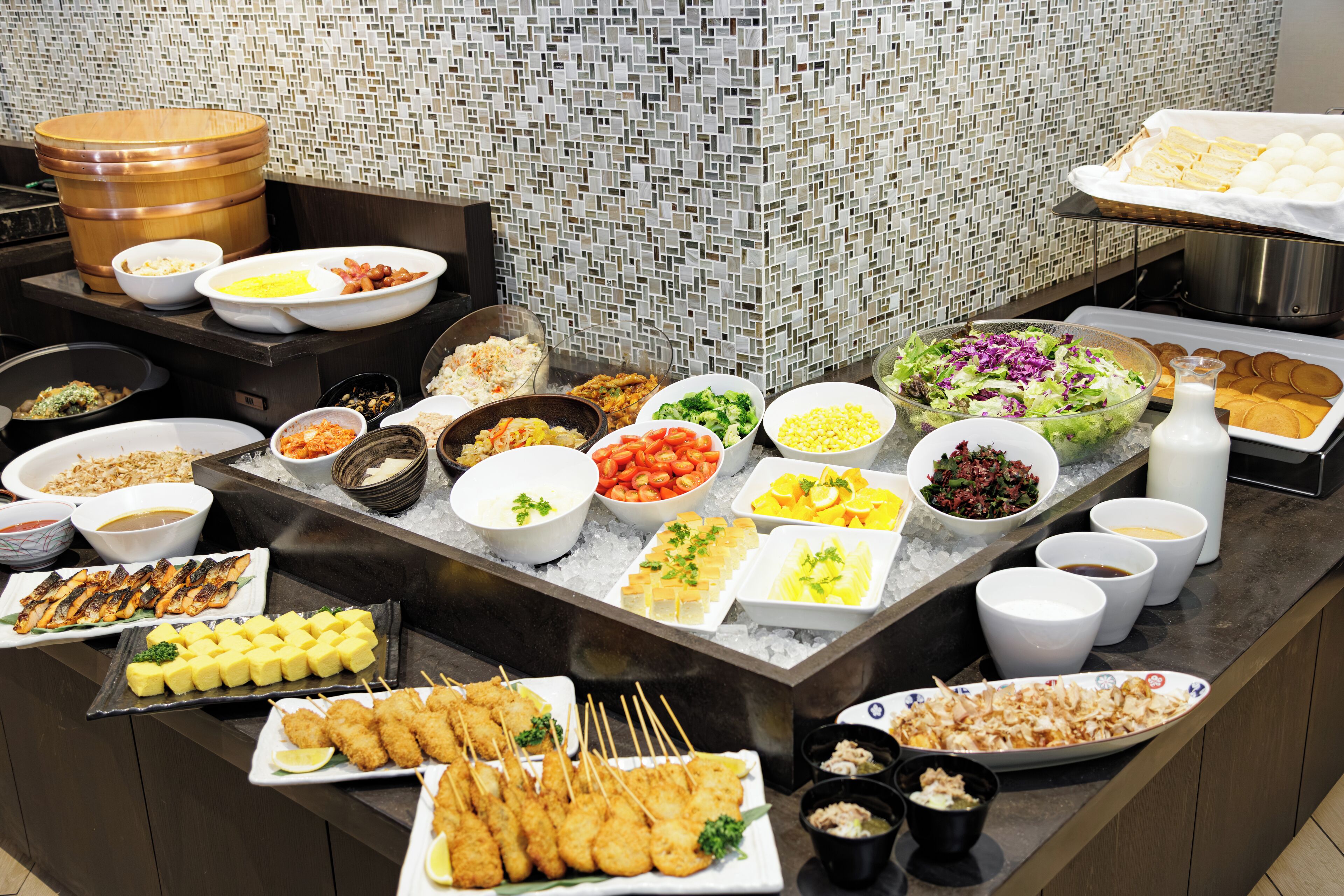 Morgunverðarhlaðborð daglega (2200 JPY á mann)