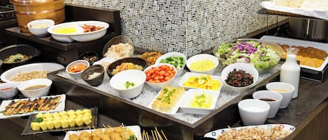 Un bufé con diversos alimentos y bebidas.